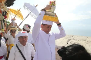 Ketua DPRD Bali Hadiri Upacara Adat Karya Penyineban Pujawali Ida Bhatara di Pura Luhur Uluwatu