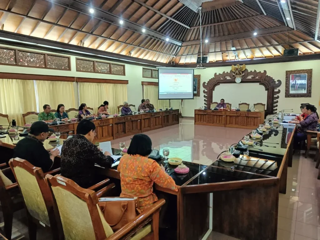 Pansus DPRD Provinsi Bali menggelar rapat Pembahasan Raperda Provinsi Bali tentang Penyertaan