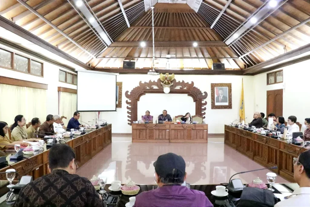 Pansus DPRD Provinsi Bali menggelar rapat Pembahasan Raperda Provinsi Bali tentang Rencana Pe